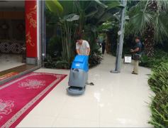 全自動(dòng)洗地機(jī)在酒店瓷磚