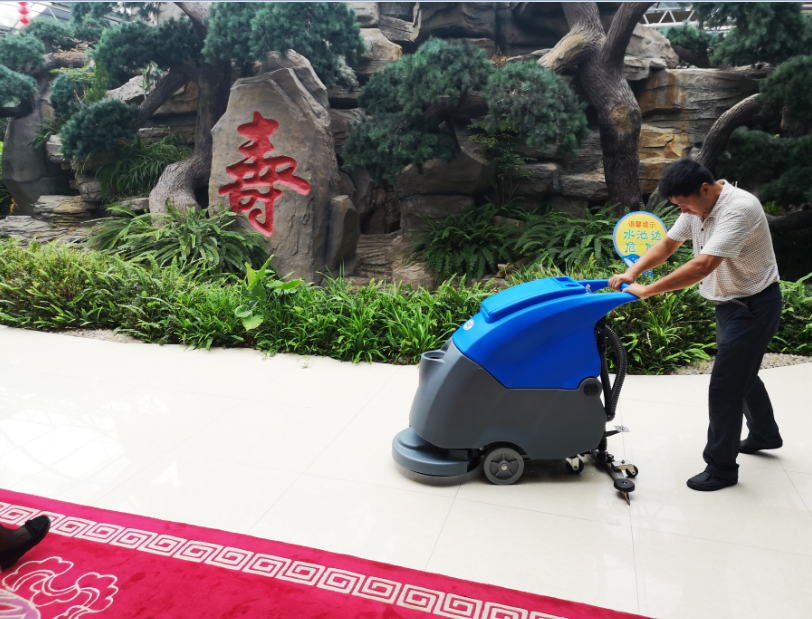 逐漸出現(xiàn)在各個(gè)生活場(chǎng)所的洗地機(jī)